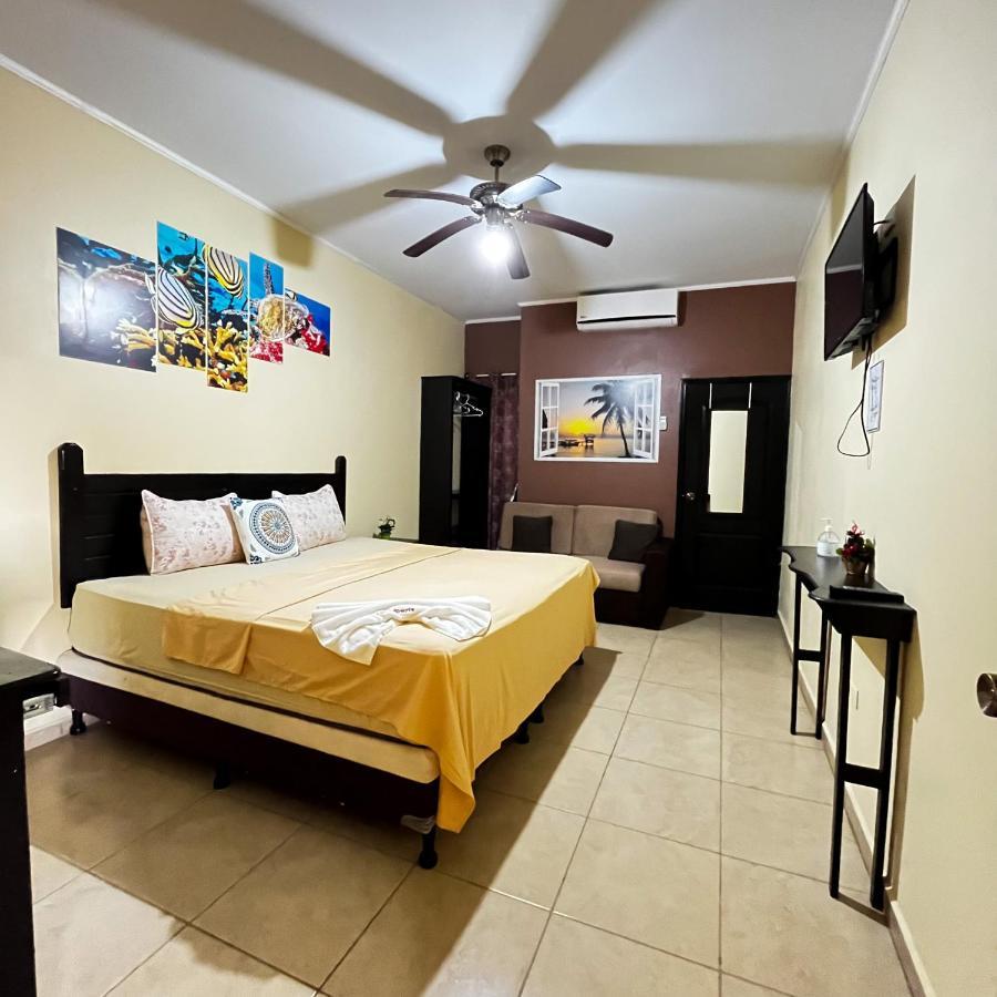 B Aparts Hotel Coxen Hole ภายนอก รูปภาพ