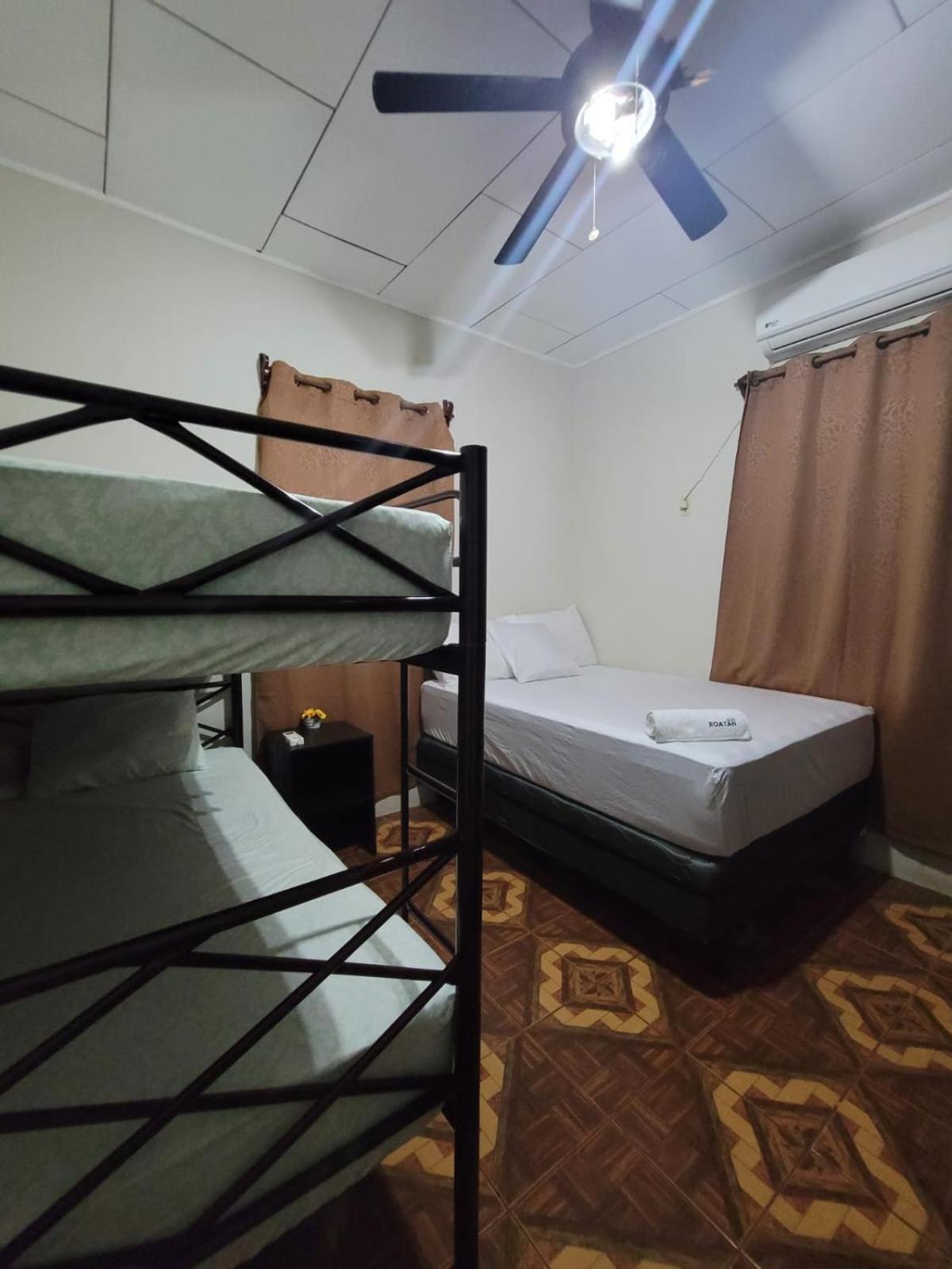 B Aparts Hotel Coxen Hole ภายนอก รูปภาพ