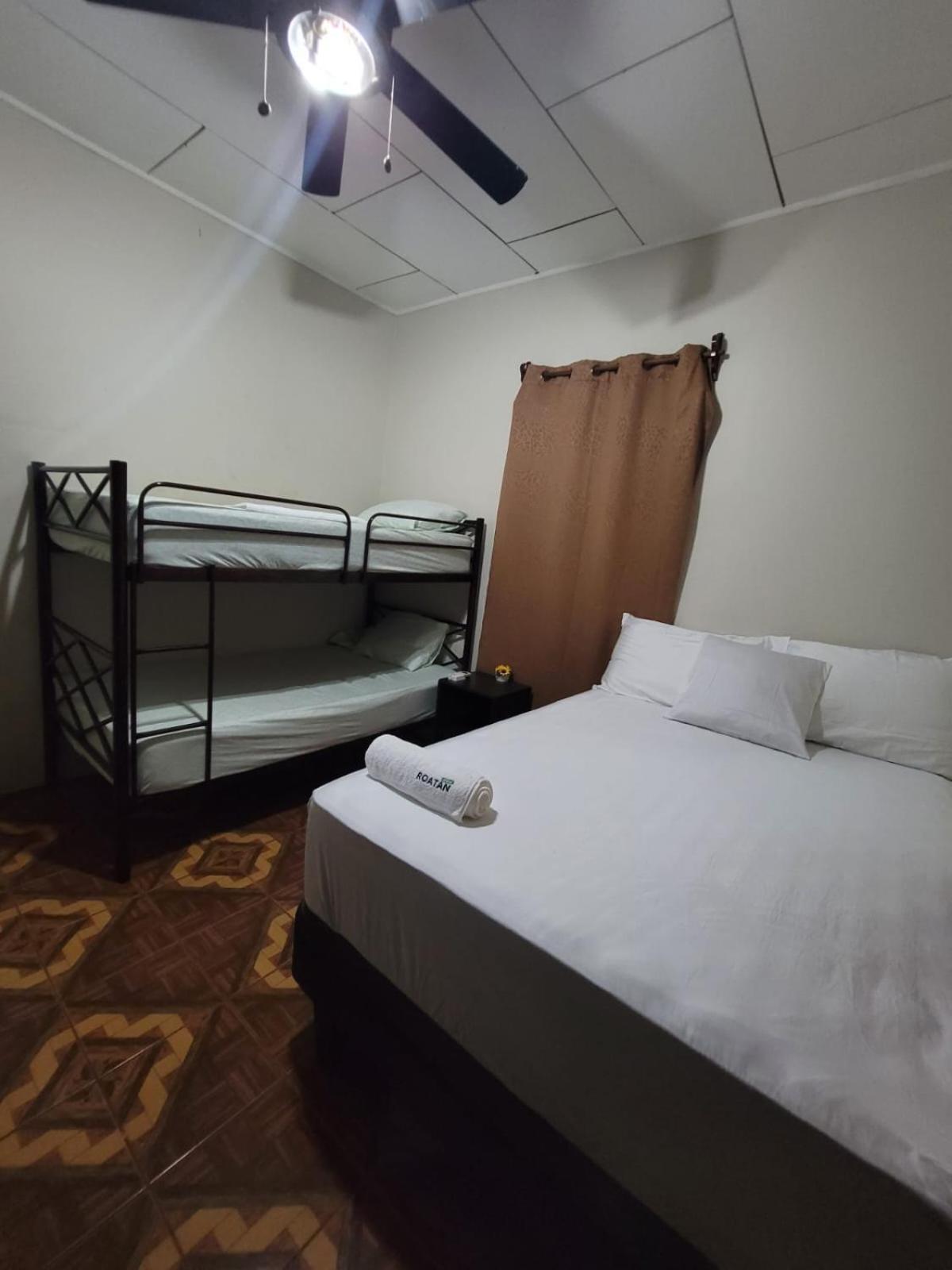 B Aparts Hotel Coxen Hole ภายนอก รูปภาพ