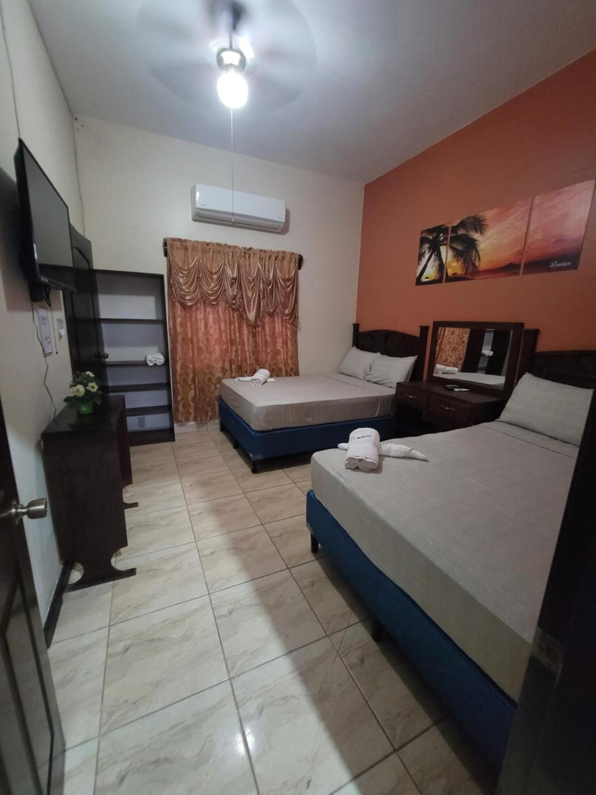 B Aparts Hotel Coxen Hole ภายนอก รูปภาพ