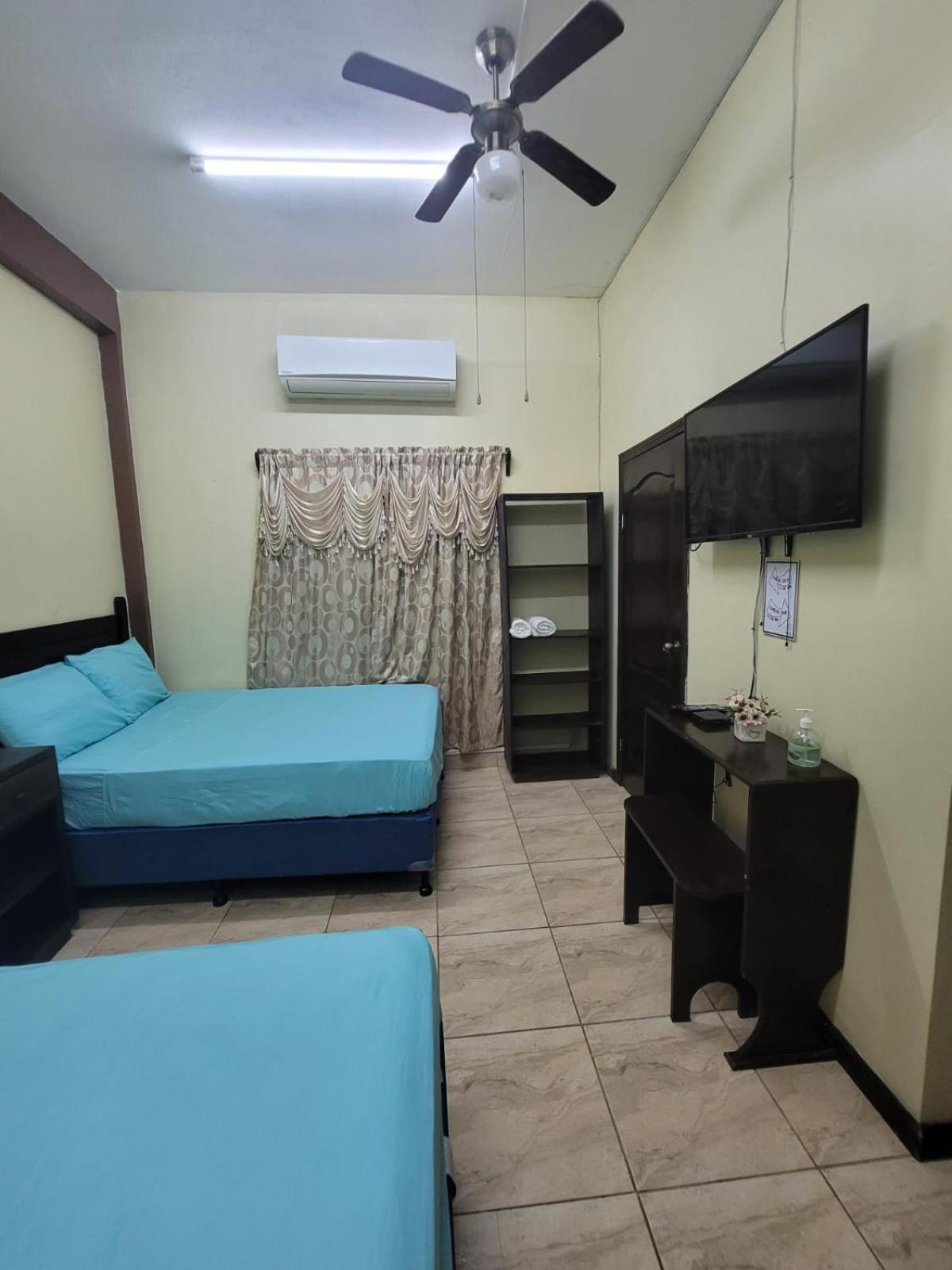 B Aparts Hotel Coxen Hole ภายนอก รูปภาพ