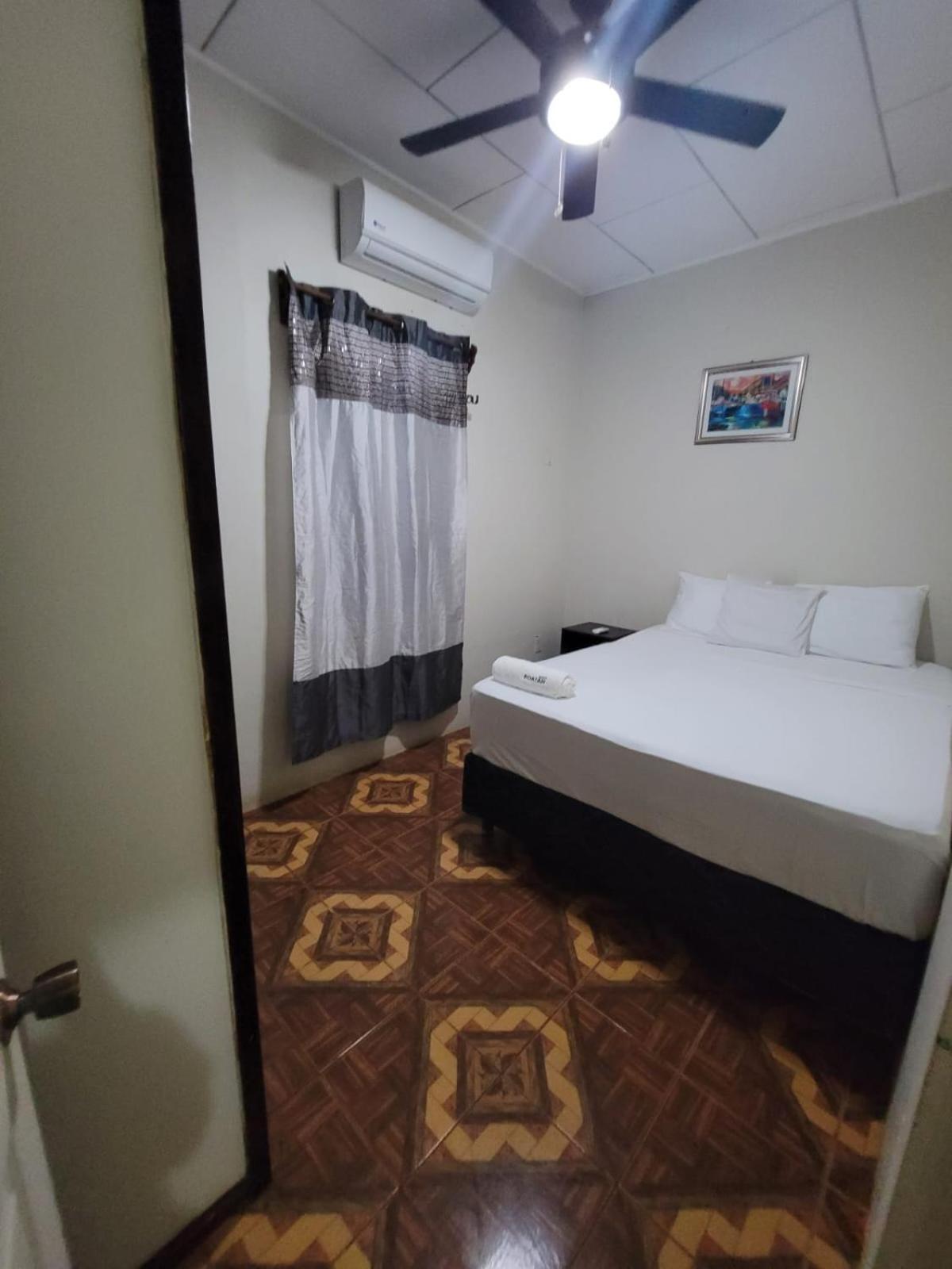B Aparts Hotel Coxen Hole ภายนอก รูปภาพ
