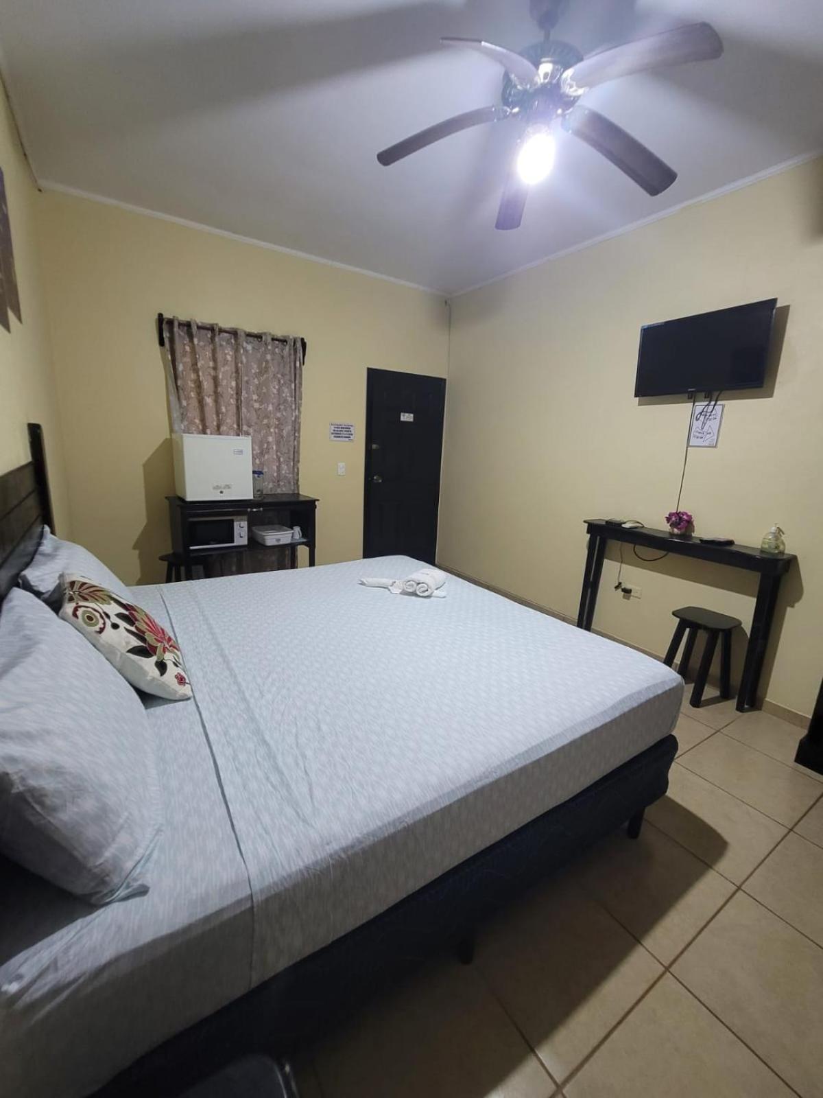 B Aparts Hotel Coxen Hole ภายนอก รูปภาพ
